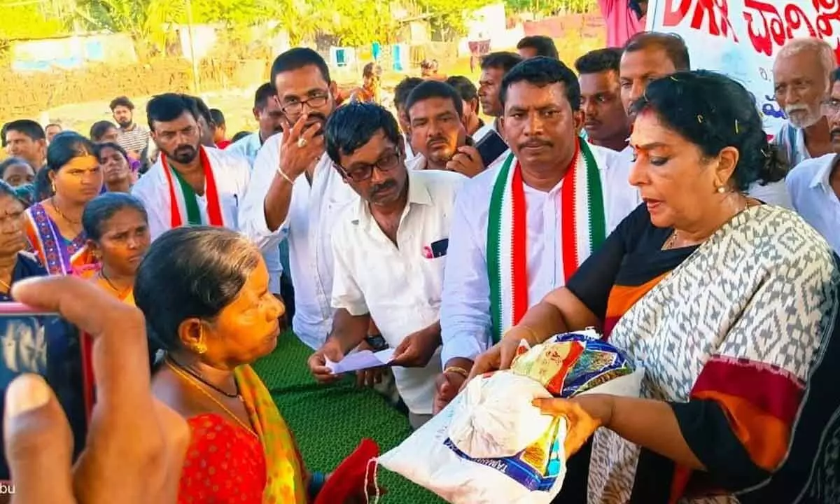 Senior Congress Renuka Chowdary distributing essentials in the flood-affected areas in Manuguru mandal in Kothagudem district on Thursday