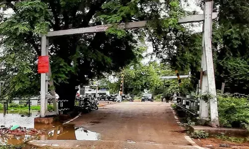 Two railway crossing gates give harrowing time to commuters