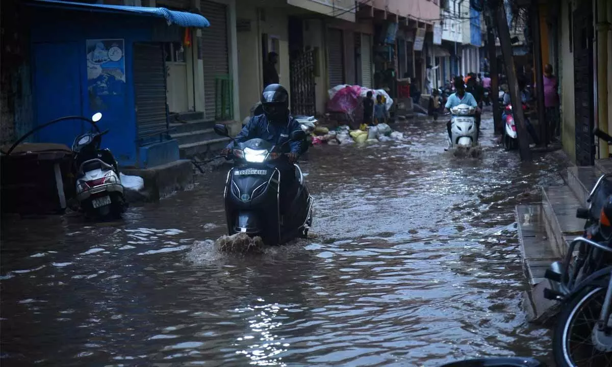 Heavy rains lash Hyderabad; life comes to standstill
