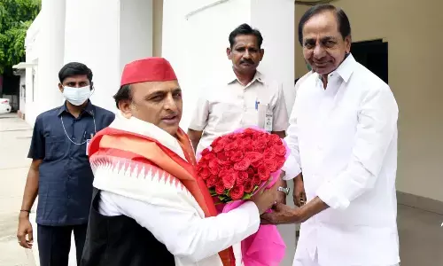 SP chief Akhilesh Yadav meets CM KCR in Delhi
