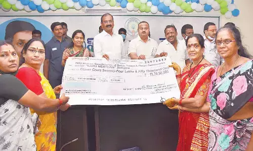 District Collector K Venkataramana Reddy, MLA B Karunakar Reddy and Mayor  Dr R Sirisha presenting the replica of cheque to beneficiaries of Kapu Nestham in Tirupati on Friday.