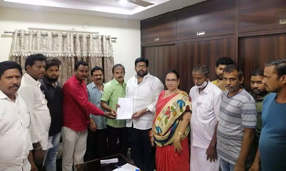 Farmers submitting a representation to MLA Jakkampudi Raja in Rajamahendravaram on Sunday