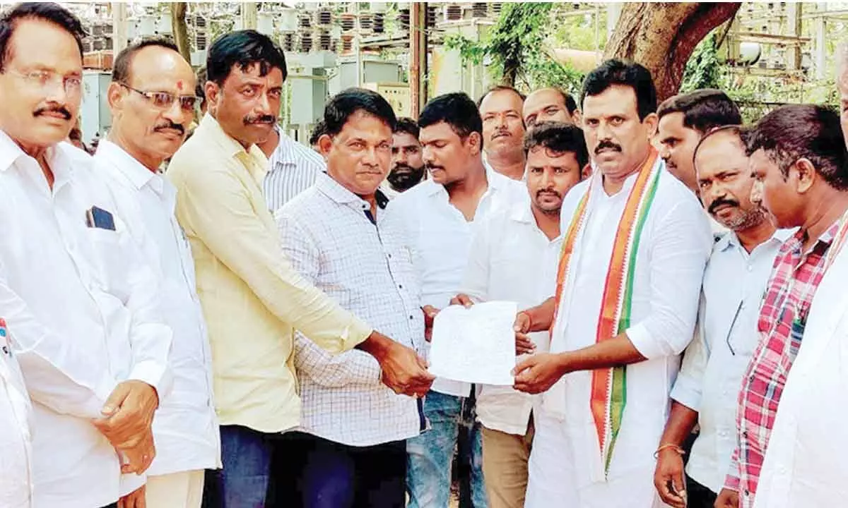 TPCC secretary G Madhusudhan Reddy and other Congress leaders submitting a representation to the line inspector Narender of Devarkadra on Monday
