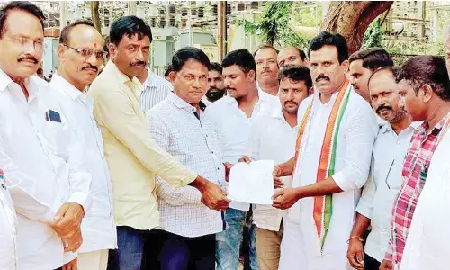 TPCC secretary G Madhusudhan Reddy and other Congress leaders submitting a representation to the line inspector Narender of Devarkadra on Monday