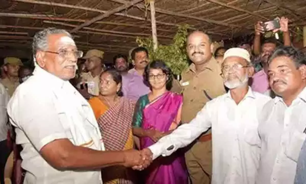 Members from the Hindu and Muslim communities shake hands be ..  Read more at: http://timesofindia.indiatimes.com/articleshow/93264107.cms?utm_source=contentofinterest&utm_medium=text&utm_campaign=cppst