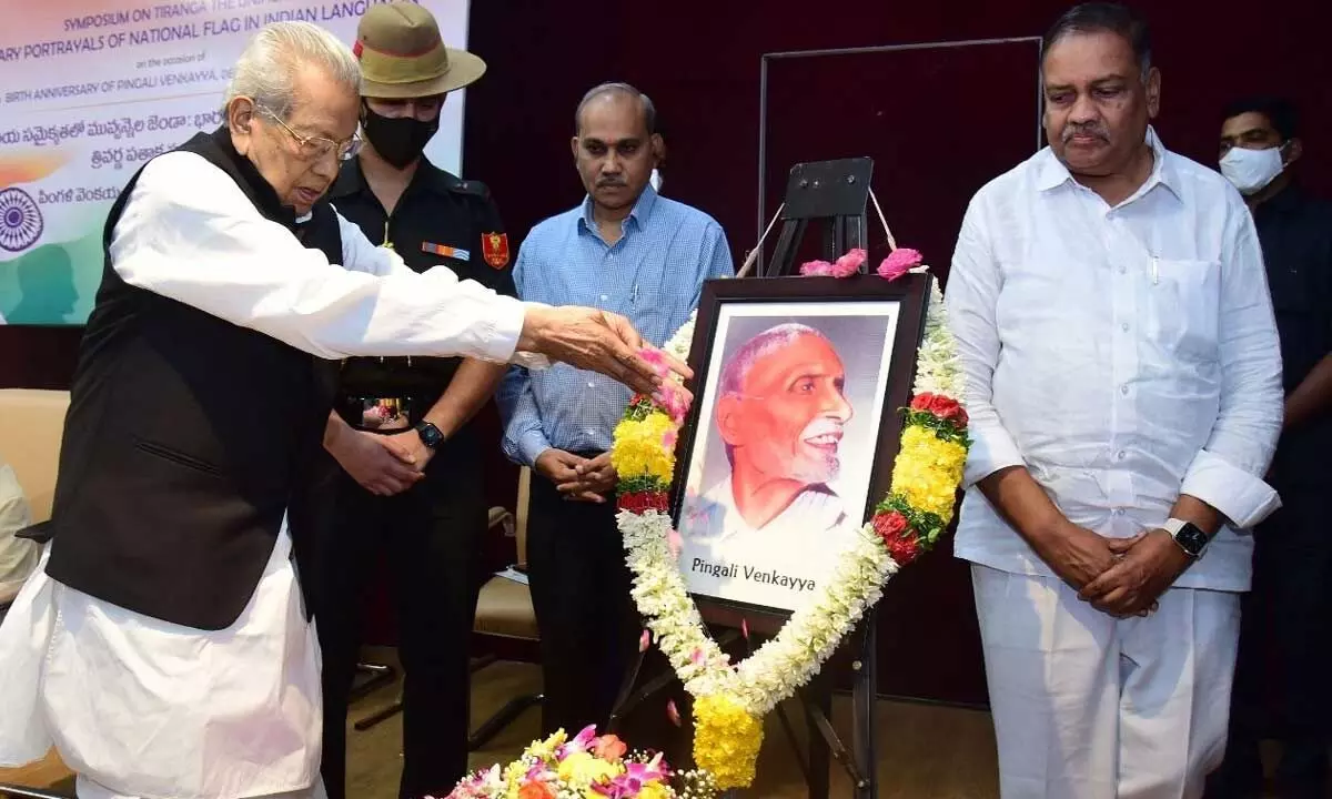 Governor Biswa Bhusan Harichandan paying tributes to Pingali Venkayya on the occasion of his birth anniversary at a programme organised by Sahitya Akademi at PB Siddhartha College in Vijayawada on Tuesday
