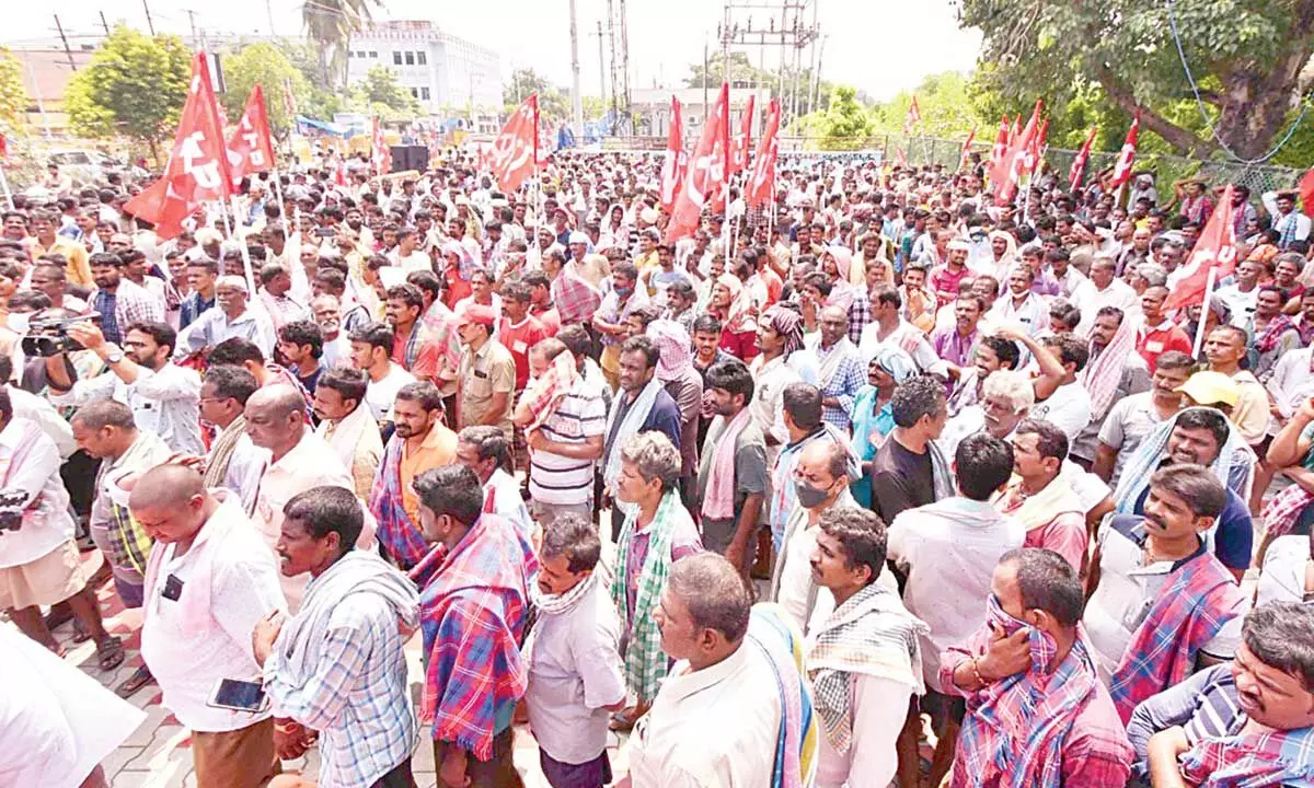 Hamalis and CITU leaders staging a protest at Dharna Chowk in Vijayawada on Tuesday