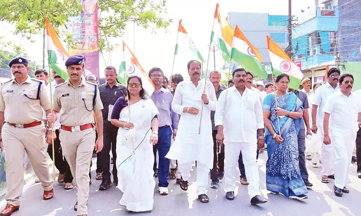 Social Welfare Minister M Nagarjuna, Deputy Speaker Kona Raghupati, District Collector Vijay Krishnan and SP Vakul Jindal participating in 2K Walk in Bapatla town on Tuesday