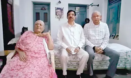 Mizoram Governor Kambhampati Hari Babu visiting the wife of late Union Minister N Ankineedu Prasad at their house in Nidubrolu on Tuesday