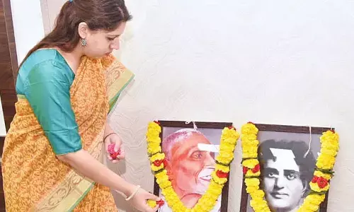 District Collector Kritika Shukla paying tributes to national flag designer Pingali Venkayya at the Collectorate in Kakinada on Tuesday