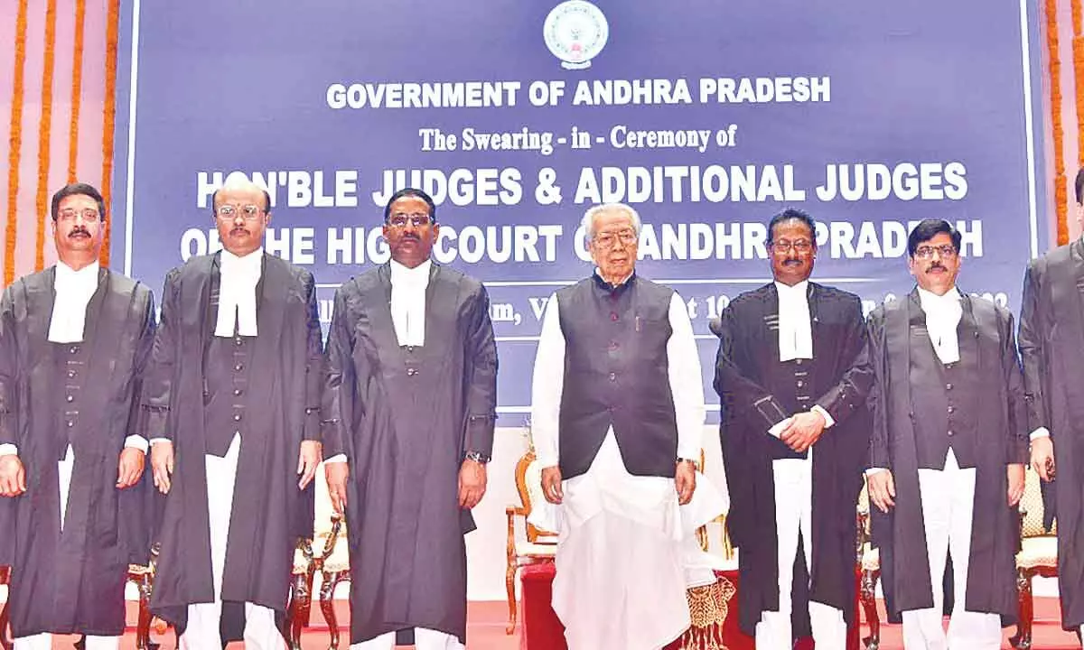 Governor Biswabhusan Harichandan with newly-appointed judges and additional judges at Tummalapalli Kalakshetram in Vijayawada on Thursday
