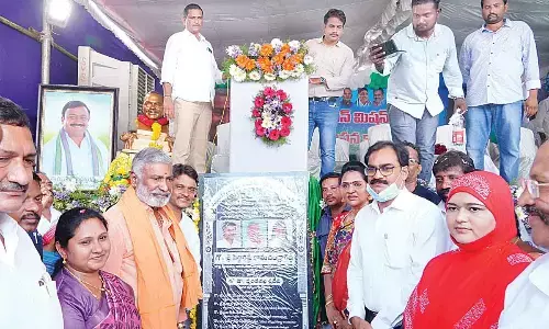 Minister Peddireddy Ramachandra Reddy unveiling the pylon to mark inaugural of drinking water scheme under Jal Jeevan Mission at Kanteru on Thursday