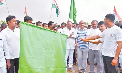 District Collector P S Girisha, Rayachoti MLA G Srikanth Reddy and SP V Harsha Vardhan Raju inaugurating 5K run at Police Parade ground as part of ongoing Azadi Ka Amrit Mahotsav in Rayachoti town on Thursday.