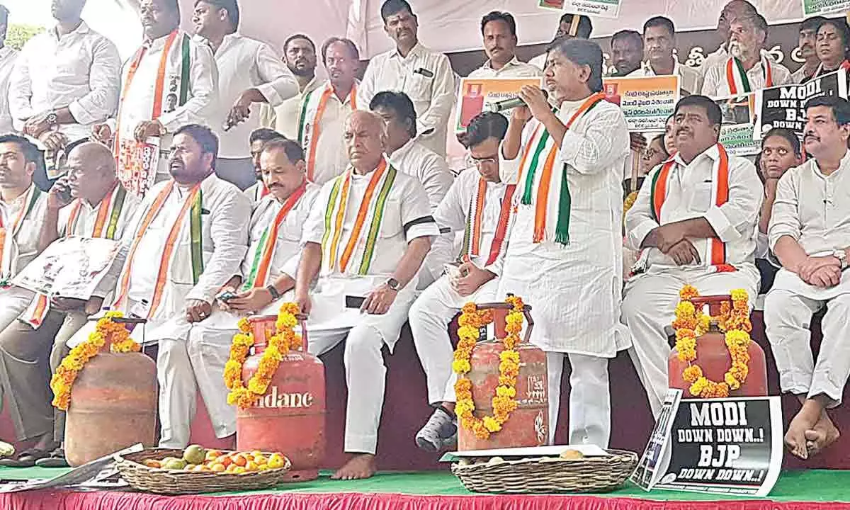 Telangana Congress holds protest against price hike of fuel, essentials