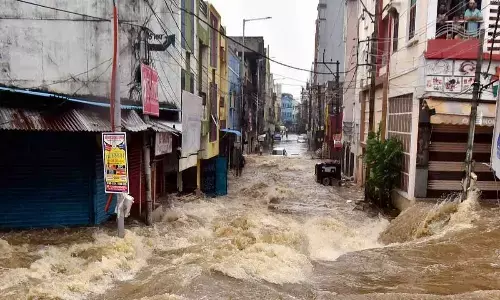 KCR alleviates pain of floods with `10,000 aid to victims