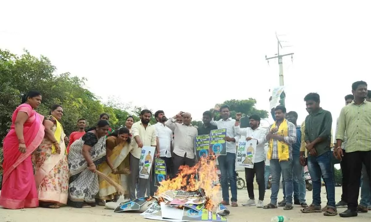 Telugu Yuvatha, TNSF and Telugu Mahila leaders burning the effigy of Hindupur MP Gorantla Madhav in Tirupati on Saturday.