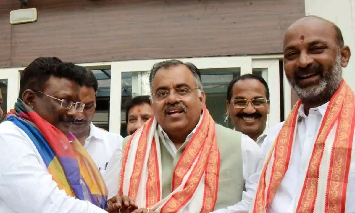 Sravan to join BJP, meets TS in-charge Tarun Chugh