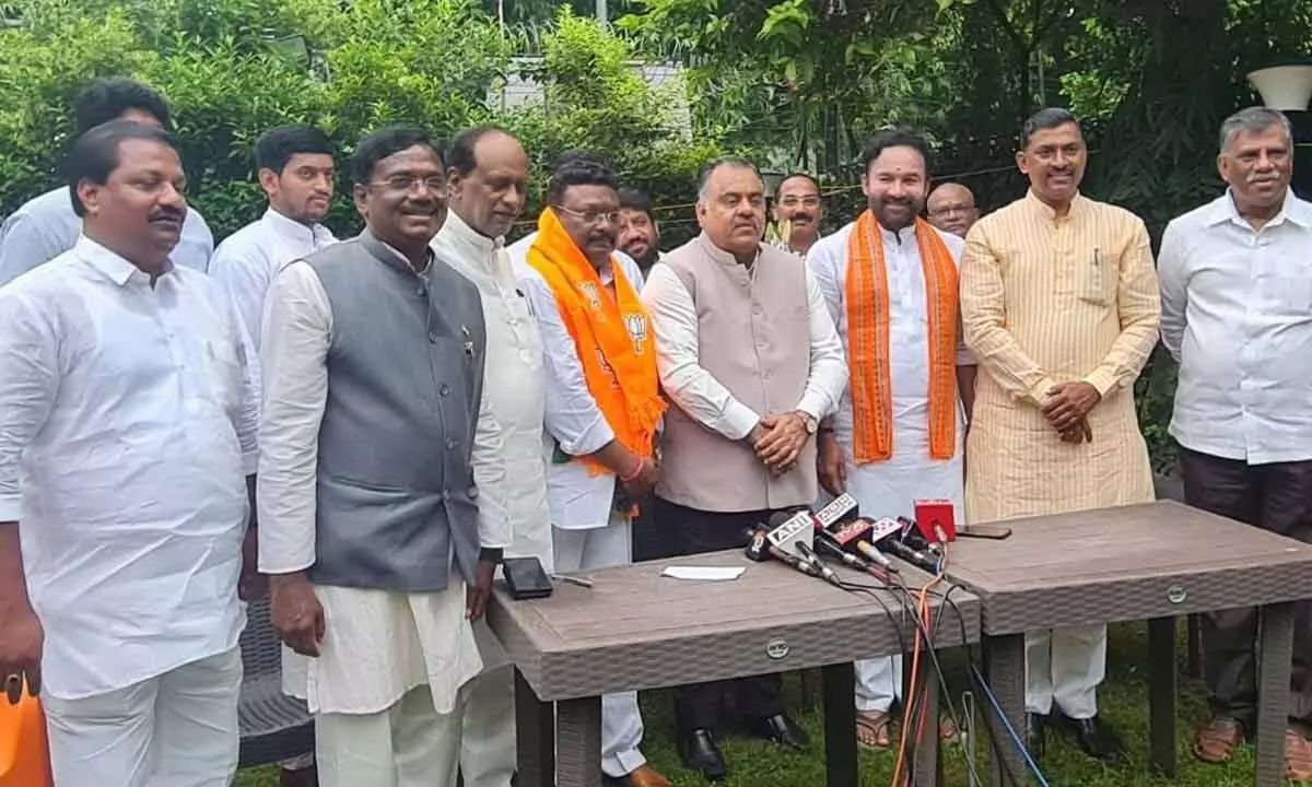Dasoju Sravan joins BJP in presence of Tarun Chugh