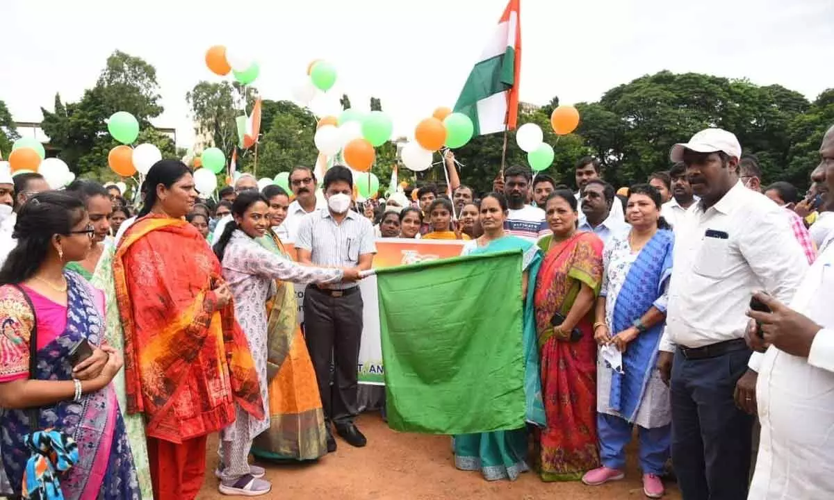 Mayor P Sravanthi and Municipal Commissioner D Haristha flagging off the rally at Sri Sarvodaya College in Nellore on Sundayt