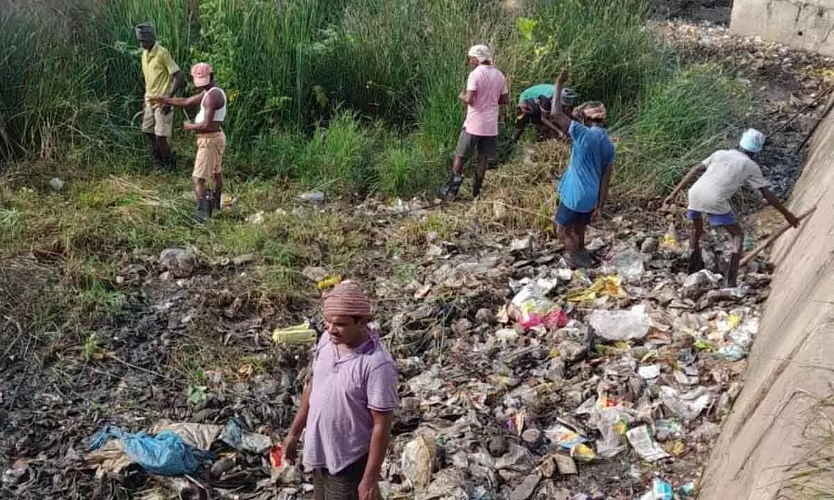 Volunteers  clearing garbage in  Parvathipuram on Sunday