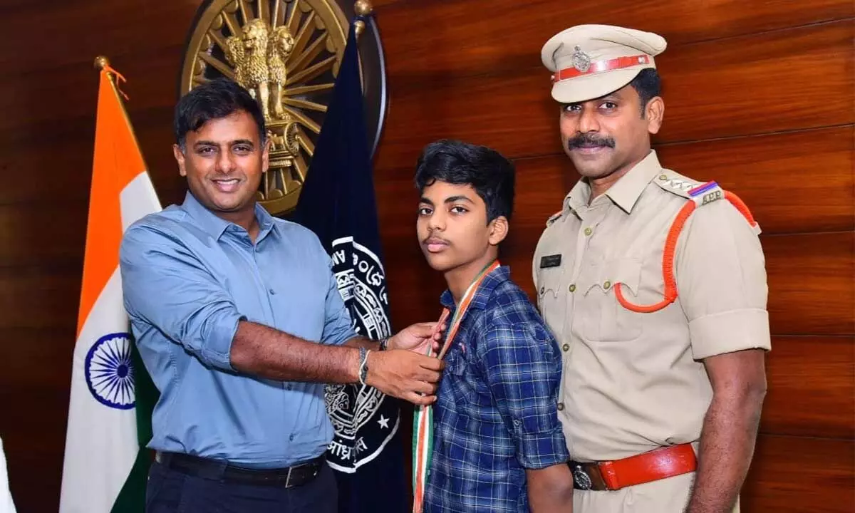 Commissioner of Police Kanti Rana Tata congratulating Murari and his father Nagendra Kumar in Vijayawada on Tuesday