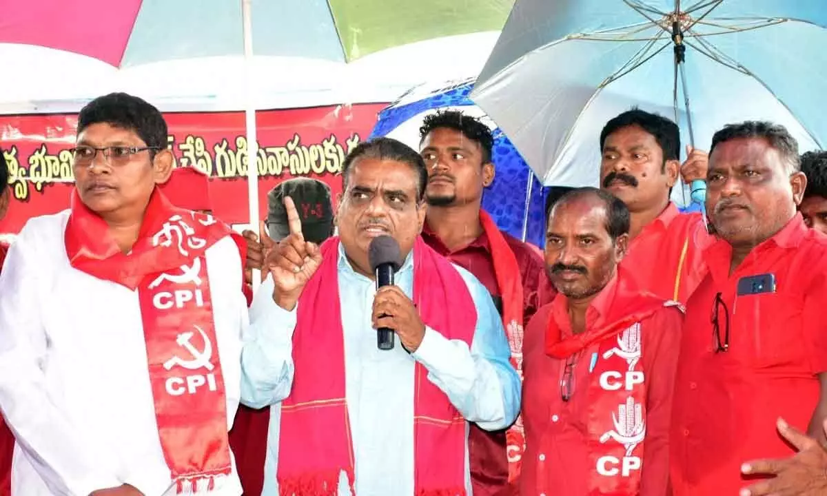 CPI State secretariat member Takkalapally Srinivas Rao speaking at the 100th day protest of the Bhu Poratam (struggle for land) near Nimmayicheruvu (Mattewada) in Warangal on Tuesday