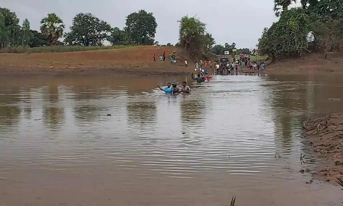 Roads submerged in Kunavaram mandal due to Godavari flood surge