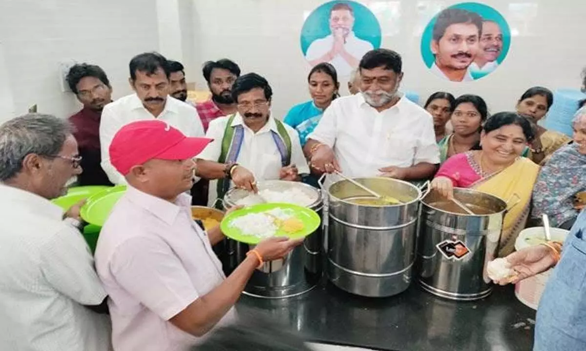 Y Venkatarami Reddy sets up YSR-YVR Canteen in Guntakal, serves meals per Rs. 6