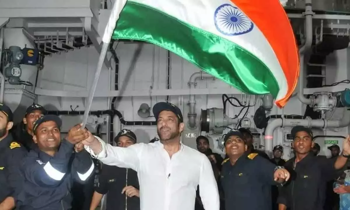 Salman Khan celebrates Independece Day with Indian Navy in Visakhapatnam