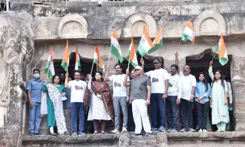 District Collector M Venugopala Reddy, Joint Collector G Rajakumari, SP K Arif Hafeez, Guntur Mirchi Yard Chairman Chandragiri Yesuratnam, Madyapana Vimochana Prachara Committee Chairman Vallam Lakshamana Reddy, Tenali Sub-Collector Nidhi Meena and Tadepalli-Mangalagiri Municipal Corporation Commissioner Sarada Devi with national flags at Undavalli Caves on Thursday