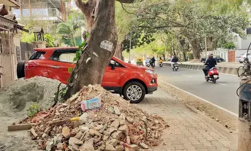 Restriction on parking of vehicles on service roads of outer ring roads