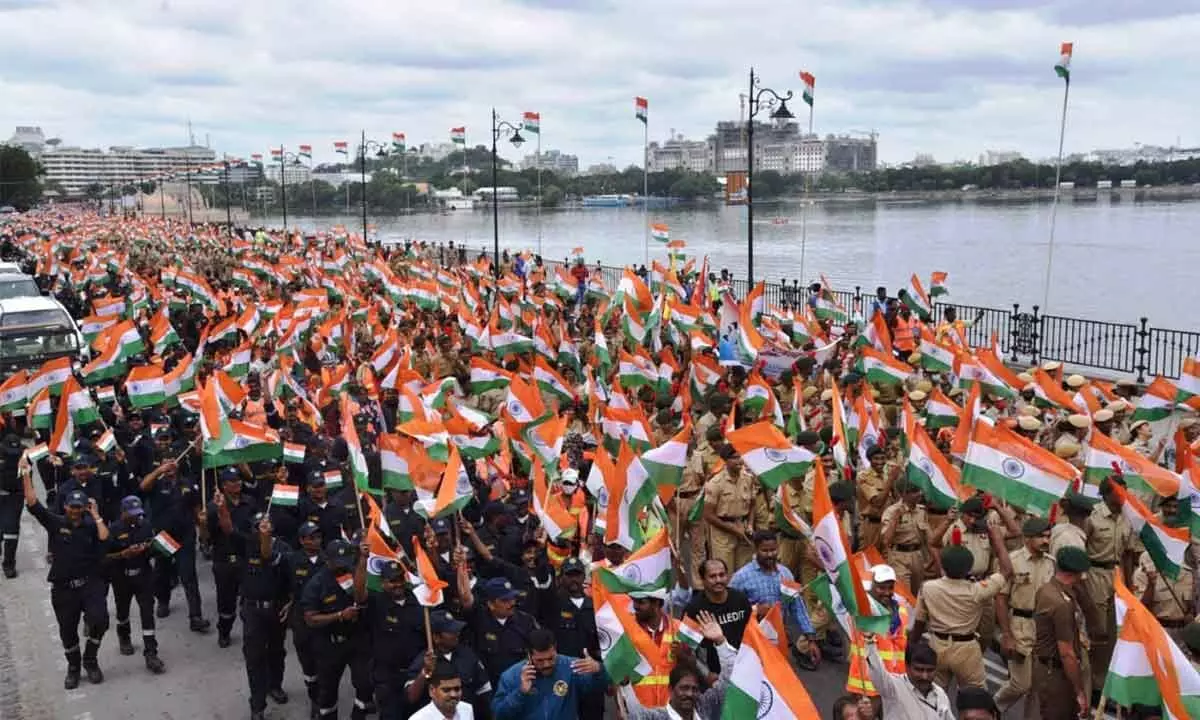 A Freedom Rally as part of the Swatantra Bharata Vajrotsava celebrations attracted the attention of the citizens, at Tank Bund in Hyderabad on Saturday. Photo: Srinivas Setty