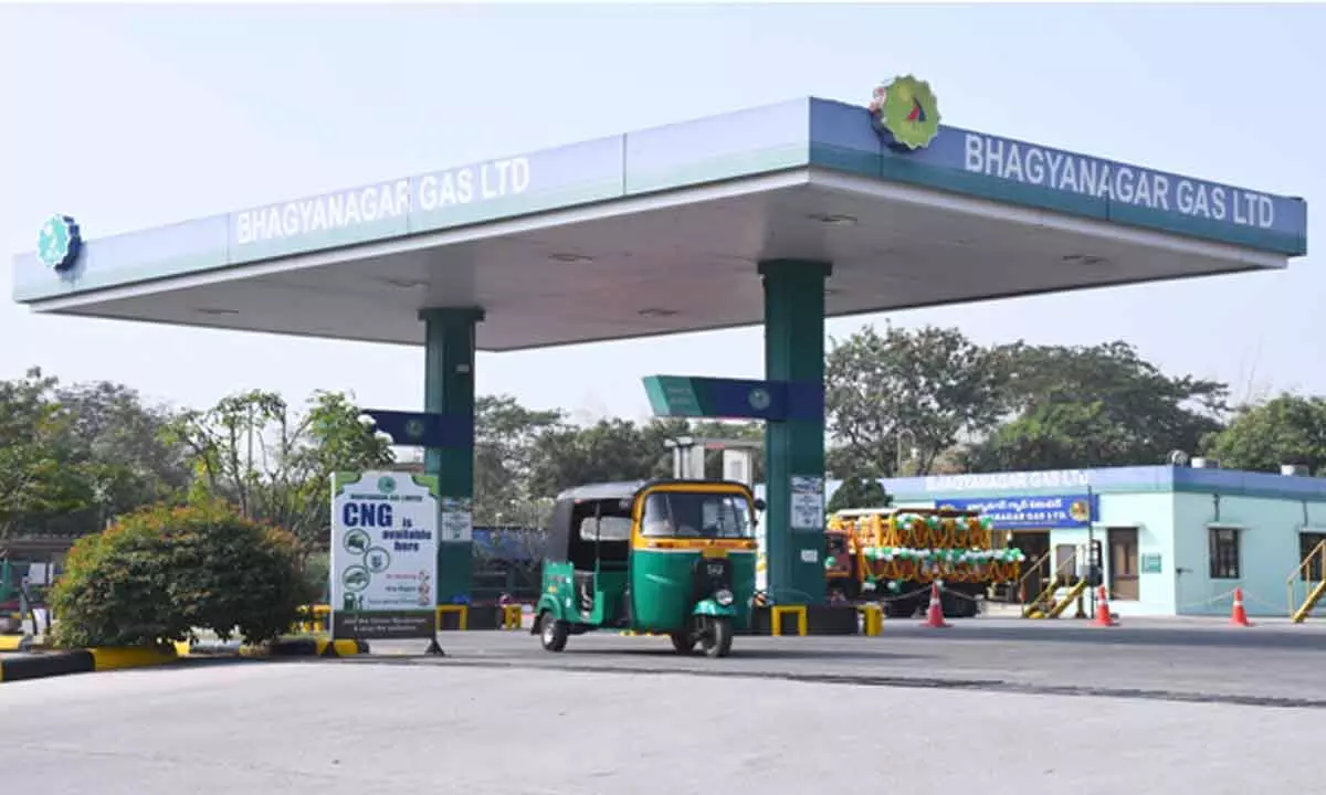 Hyderabad: CNG shortage sparks long queues at fuel stns in city