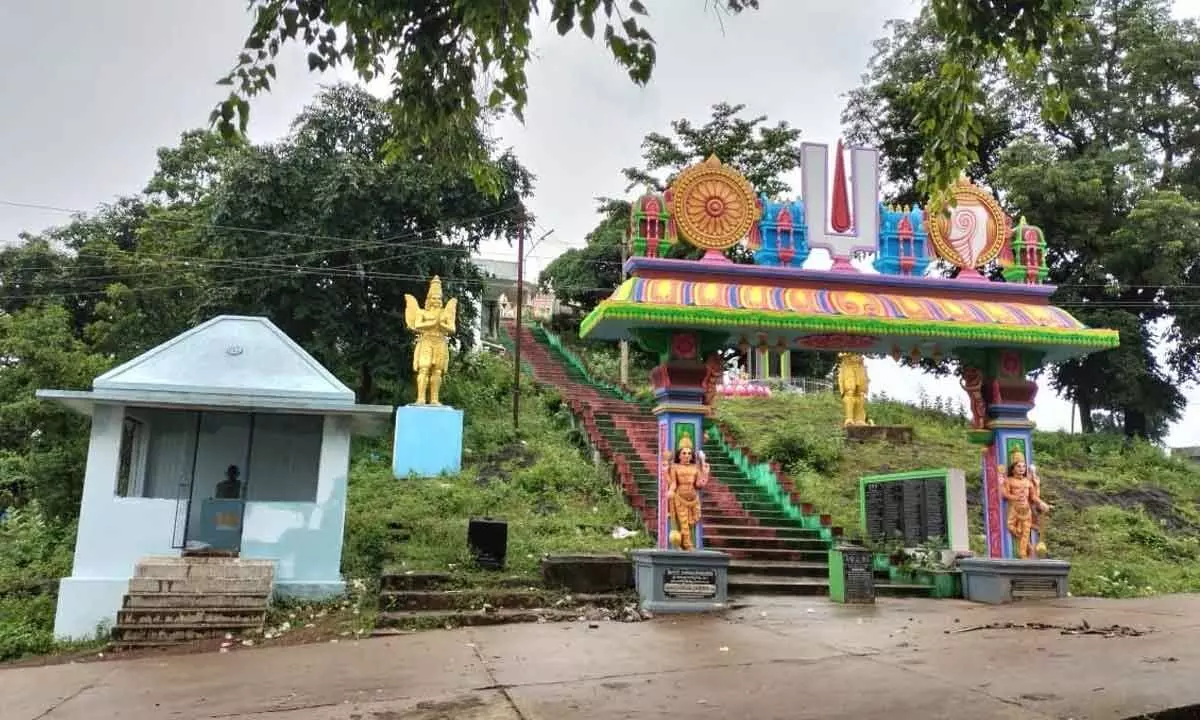 A mandir constructed beside the stairway to Sri Ramagiri (Sundaragiri) temple in Gummaladoddi village