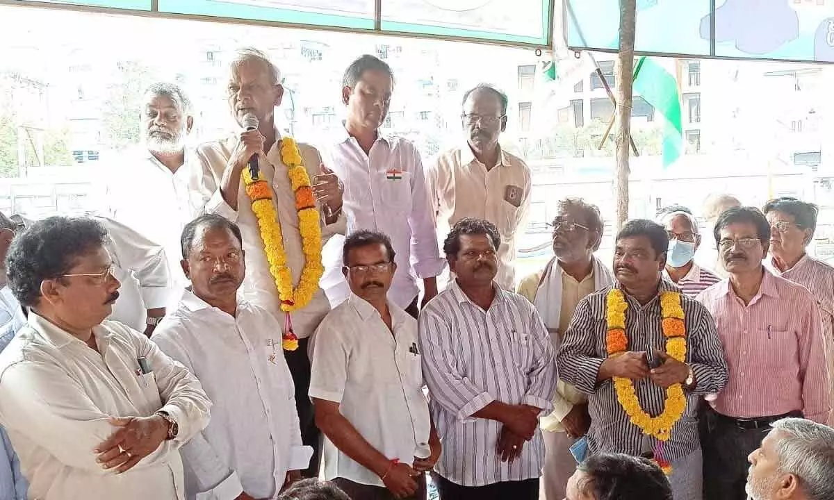 Visakha Ukku Parirakshana Porata Committee chairman D Adinarayana speaking at the camp in Visakhapatnam on Sunday