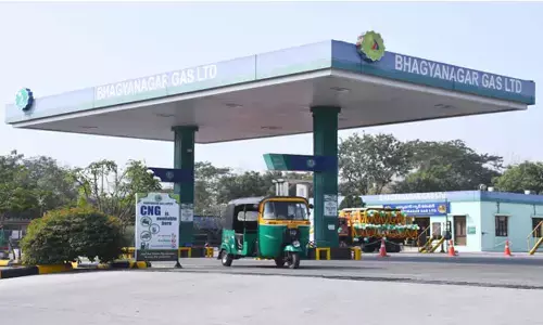 Hyderabad: CNG shortage sparks long queues at fuel stns in city Hyderabad: CNG shortage sparks long queues at fuel stns in city