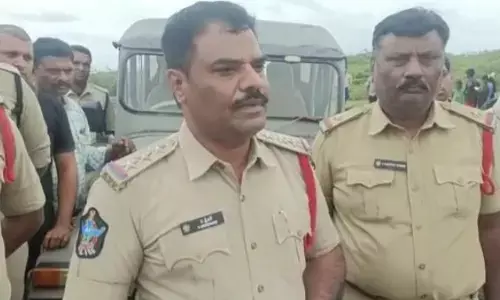 Kodumur Circle Inspector Vallala Sreedhar addressing media persons about the murder of Boya Yella Pullaiah on Sunday.