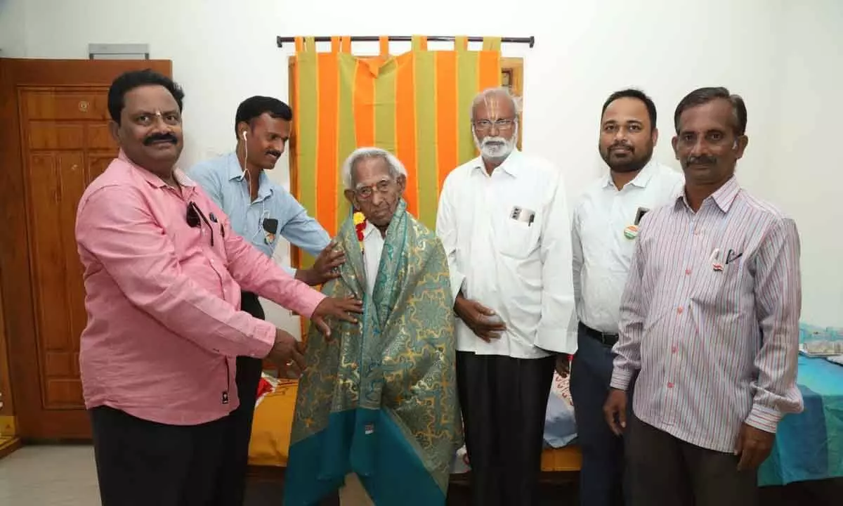 Hans India team felicitates veteran freedom fighter Amancharla Hanumantha Rao in Tiruchanoor