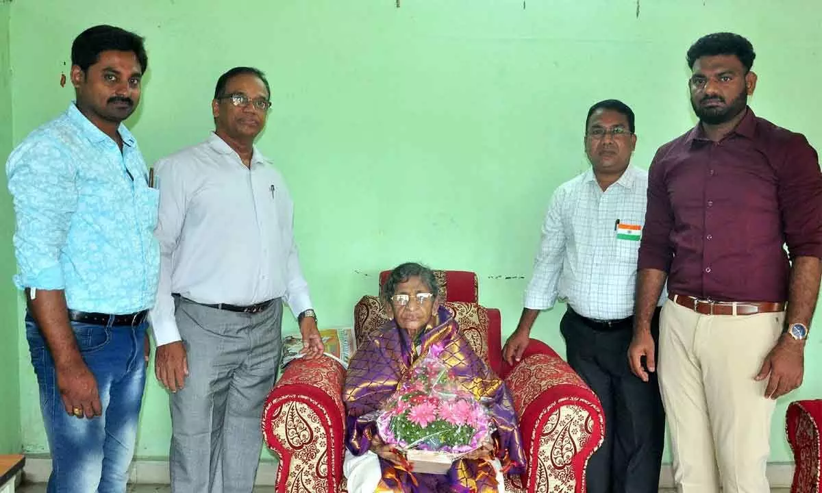 The Hans India team felicitating freedom fighter Rampilla Narasayamma in Vijayawada on Monday