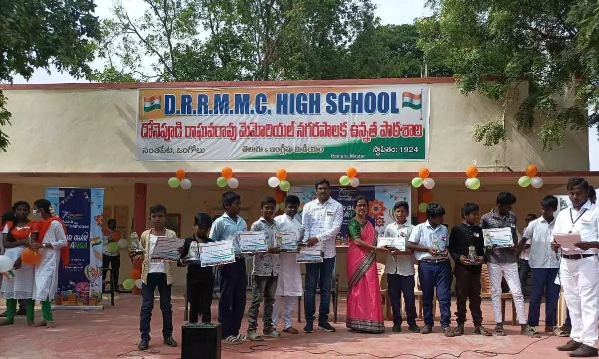 Coromandel International Assistant Manager P Aswin Reddy presenting prizes to students at DRRMMC High School in Ongole on Monday