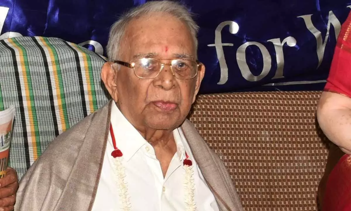 Hans India team handed over ‘75 years of Independence’ special edition to freedom fighter P Mohan Rao at his residence in Chikkadpally, Hyderabad on Monday