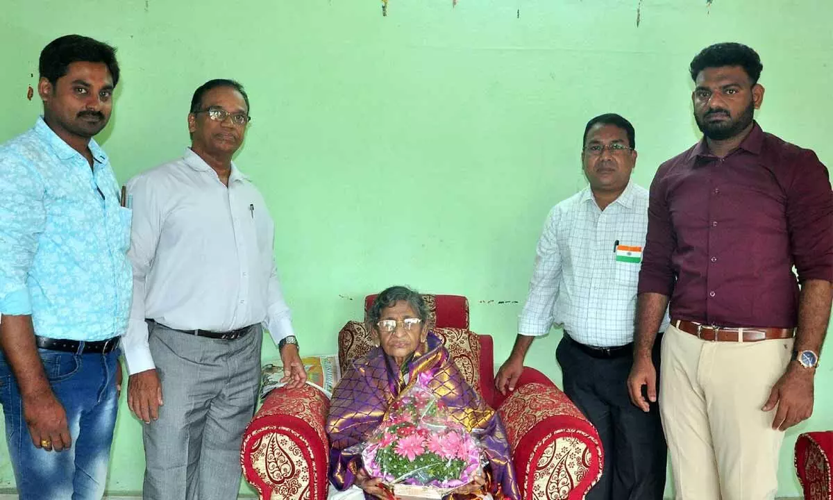 The Hans India team felicitating freedom fighter Rampilla Narasayamma in  Vijayawada on Monday