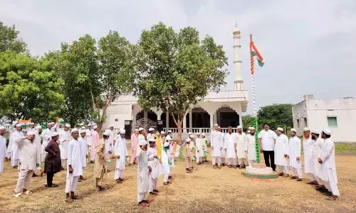 Human Rights Council of India vice-president Shaik Khalifatulla Basha speaking after hoisting national flag at Madarsa in Valluru on Monday