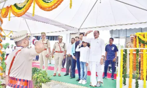 TSRTC celebrates Independence Day, fetes two veteran employees
