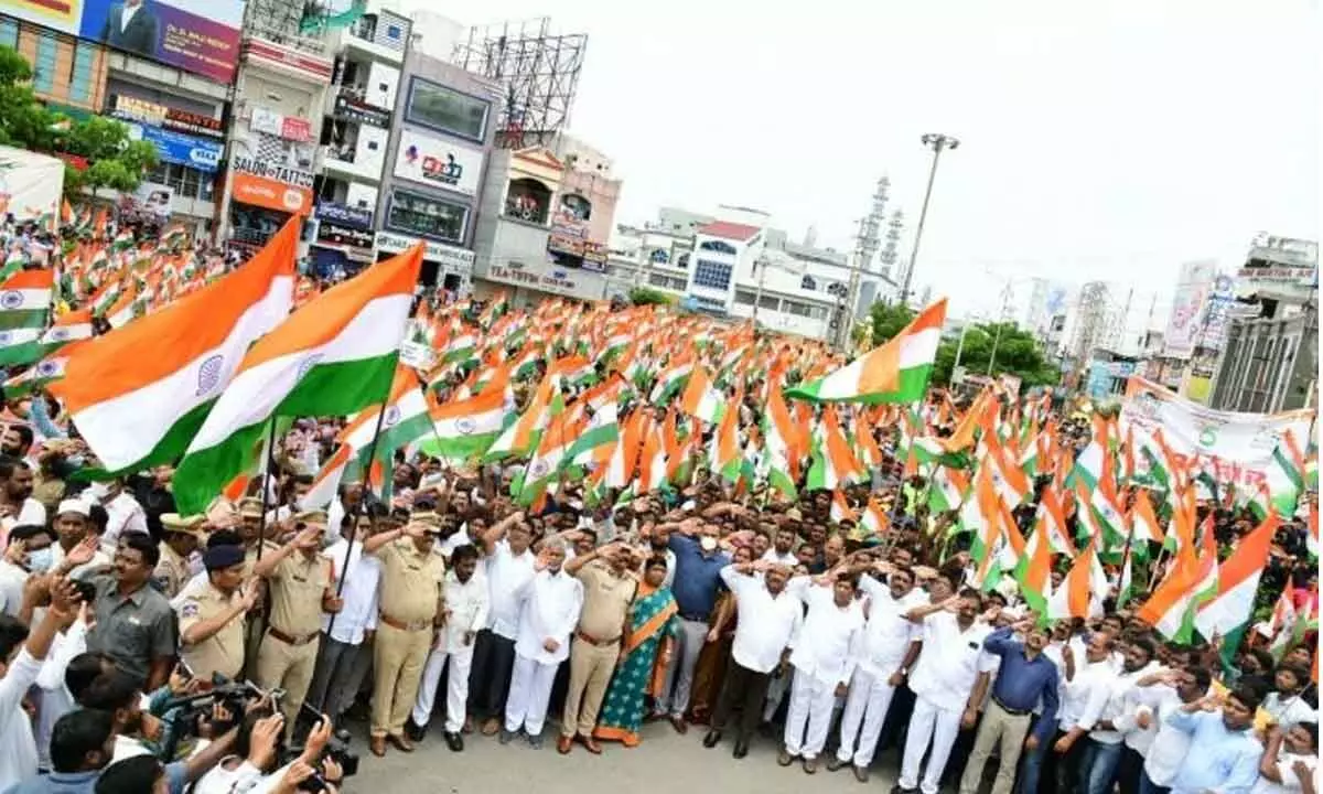 Public in large numbers gathered at Geeta Bhavan  Centre in Karimnagar on Tuesday to sing the national anthem