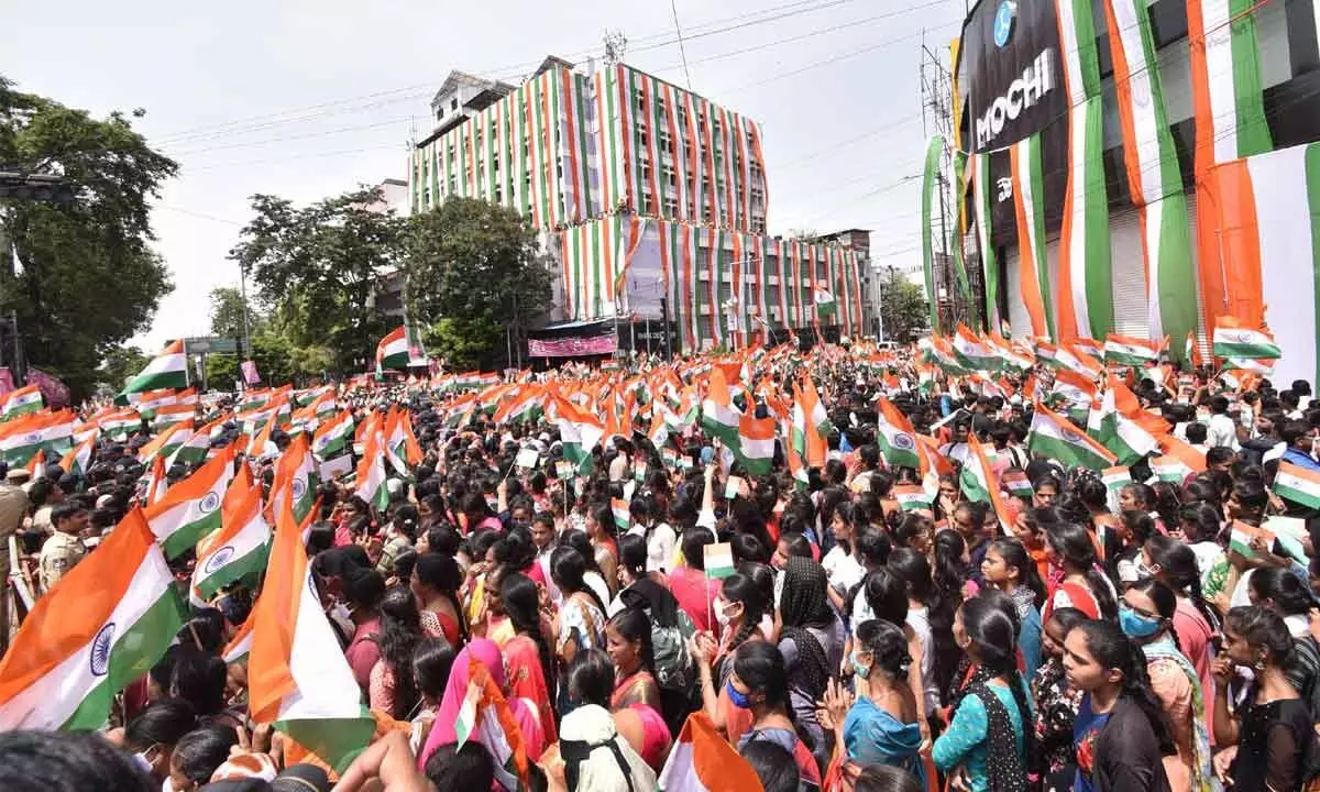 Enthusiastic citizens gather to participate in the mass recital of the National Anthem as part of the ongoing celebrations to mark 75 years of Independence, at Koti in Hyderabad on Tuesday  Photo: Adula Krishna