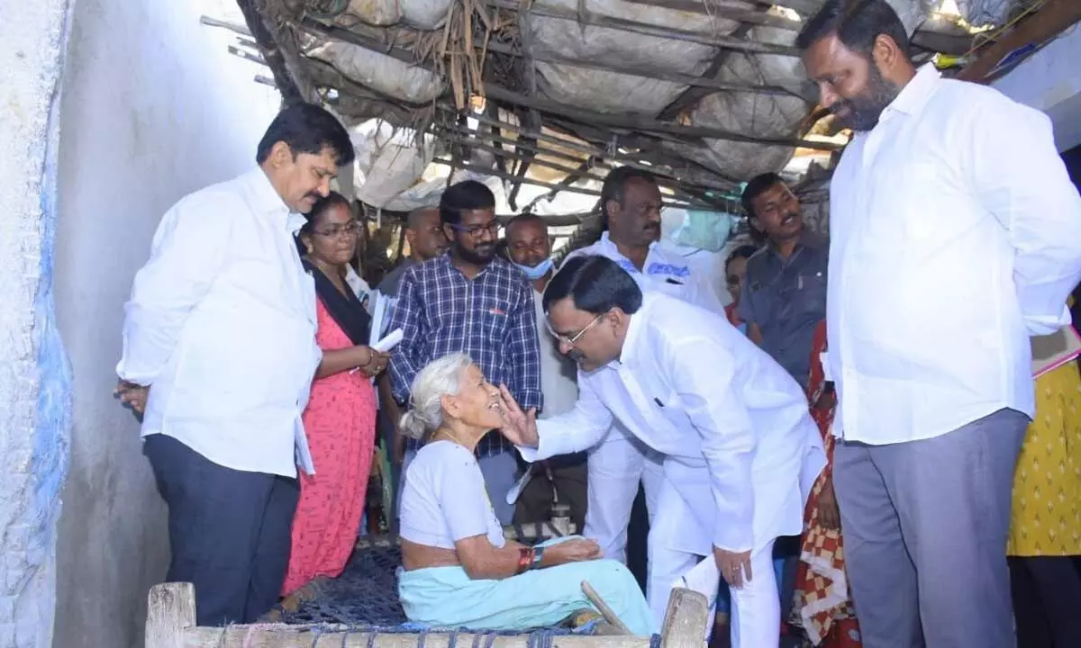 Deputy Chief Minister Amzath Basha asking a 70- year- old woman in the 50th division in Kadapa if she is receiving old-age pension or not during the ‘Gadapa Gadapaku Mana Prabhutvam’ programme on Tuesday