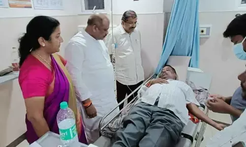 BJP State general secretary Gujjula Premender Reddy and Hanumakonda district president Rao Padma consoling Kacham Guru Prasad in Warangal on Tuesday