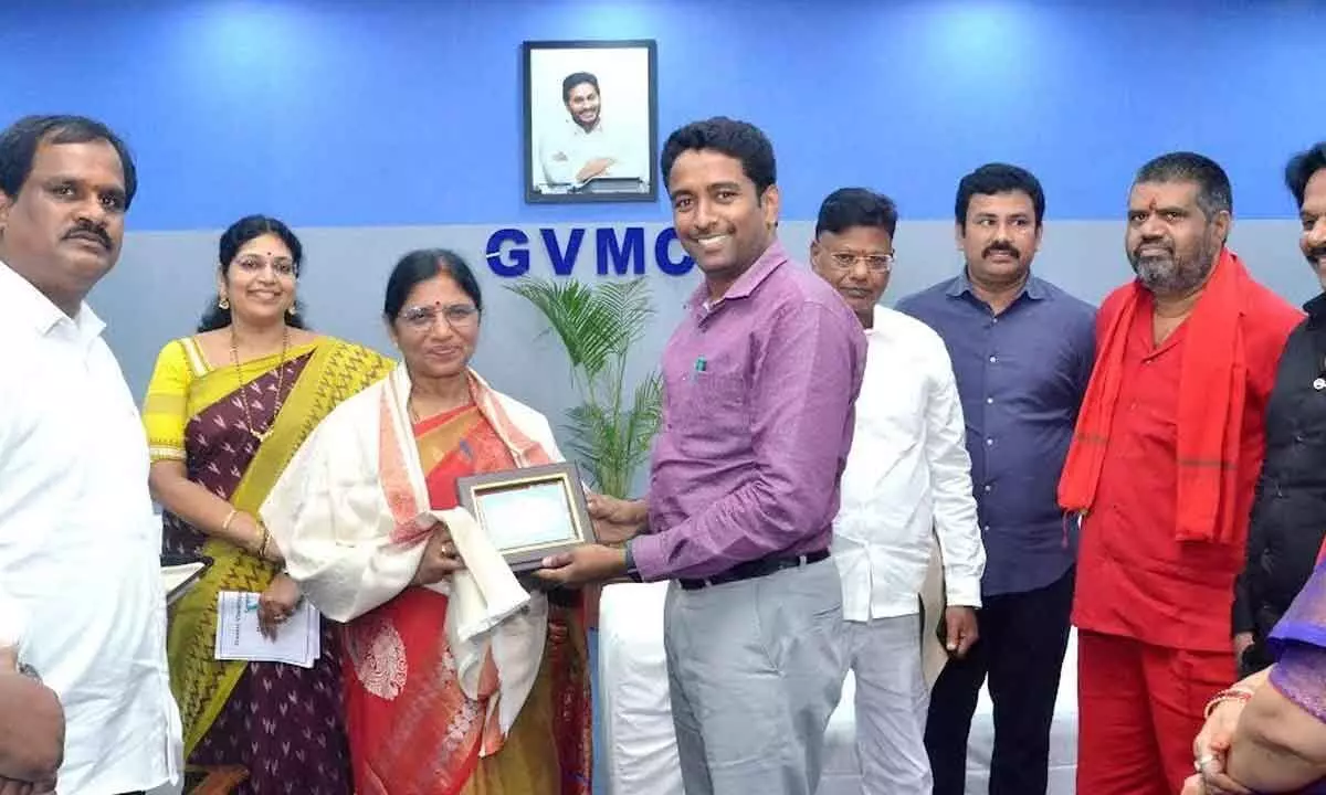 GVMC Commissioner G Lakshmisha presenting a memento to Anakapalli MP BV Satyavathi at ‘coffee with MP, MLA programme’ in Visakhapatnam on Thursday