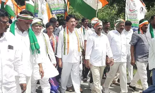 TPCC working president Ponnam Prabhakar and Warangal DCC president N Rajender Reddy during the formers Azadi Ki Gaurav Yatra at Elkathurthy in Hanumakonda district on Thursday